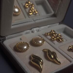 Gold tone vintage 80s earrings